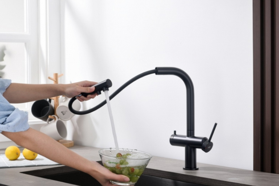 blue water delta w kolorze czarnym z wyciąganą końcówką