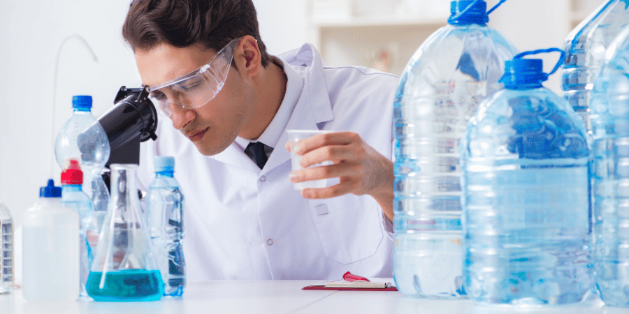 mikroplastik w wodzie butelkowanej