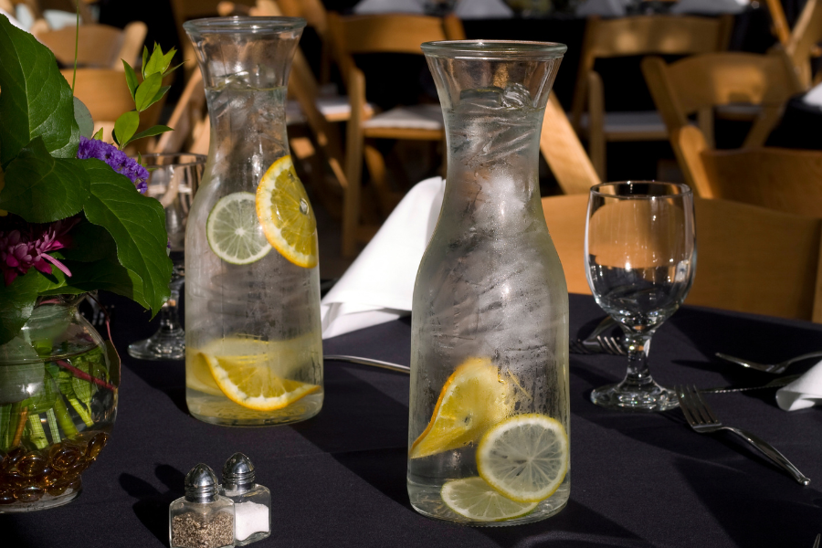 woda filtrowana w restauracji